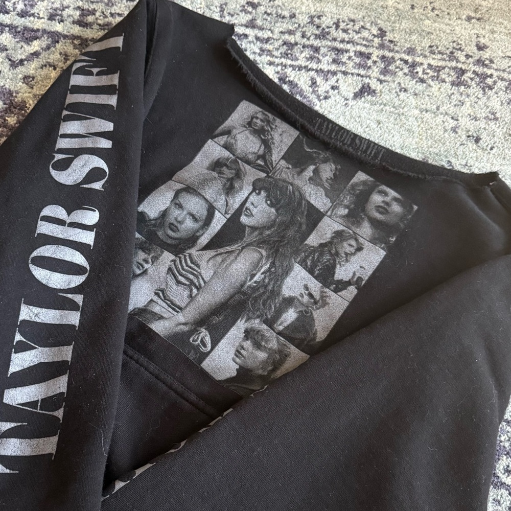 Taylor Swift The Eras Tour Self Cut Black Concert Crewneck Pullover Size Small